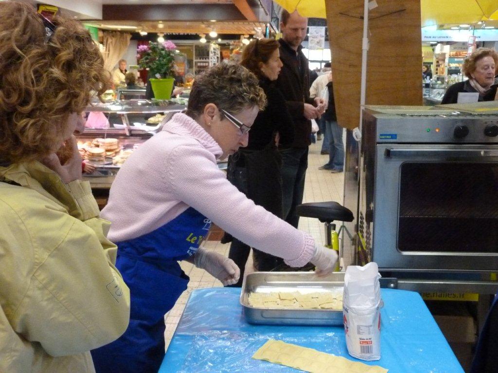 halles_de_narbonne_animation_fromage_chevre_camelot_ecu_pays_cathare_aude_laine_gandolf_haloir_oules-20-04-2013-04_