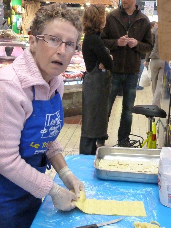 halles_de_narbonne_animation_fromage_chevre_camelot_ecu_pays_cathare_aude_laine_gandolf_haloir_oules-20-04-2013-05_