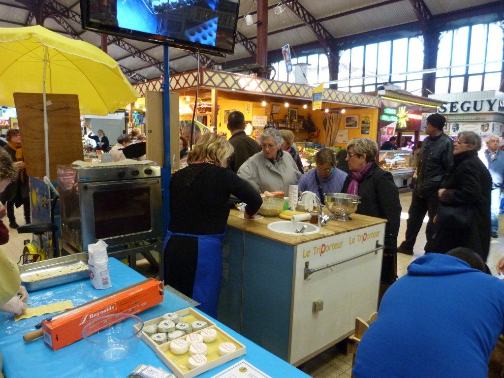 halles_de_narbonne_animation_fromage_chevre_camelot_ecu_pays_cathare_aude_laine_gandolf_haloir_oules-20-04-2013-09_