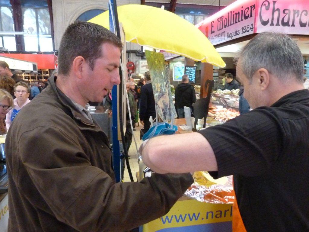 halles_de_narbonne_animation_fromage_chevre_camelot_ecu_pays_cathare_aude_laine_gandolf_haloir_oules-20-04-2013-36_
