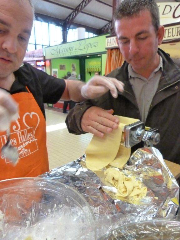 halles_de_narbonne_animation_fromage_chevre_camelot_ecu_pays_cathare_aude_laine_gandolf_haloir_oules-20-04-2013-37_