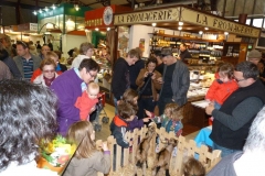 halles_de_narbonne_animation_fromage_chevre_camelot_ecu_pays_cathare_aude_laine_gandolf_haloir_oules-20-04-2013-40_