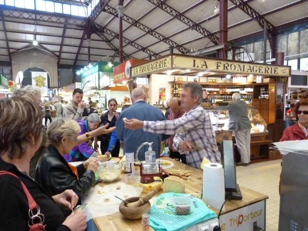 halles_de_narbonne_animation_fromage_bethmale_bamalou_reblochon_laine_gandolf_haloir_oules_18-04-201330
