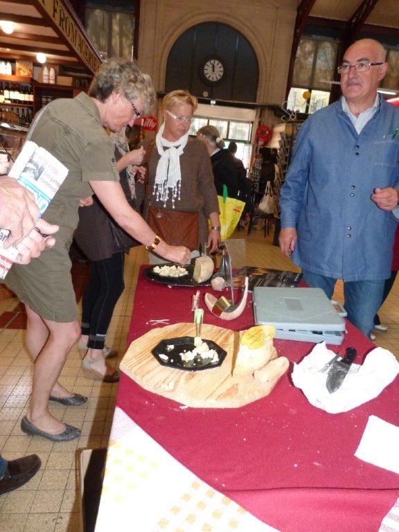 halles_de_narbonne_animation_fromage_bethmale_bamalou_reblochon_laine_gandolf_haloir_oules_18-04-201333