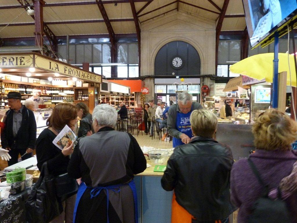 halles_de_narbonne_animation_fromage_roquefort_papillon_bergers_du_larzac_amicale_aveyronnais_aude_laine_gandolf_haloir_oules-19-04-2013- 03