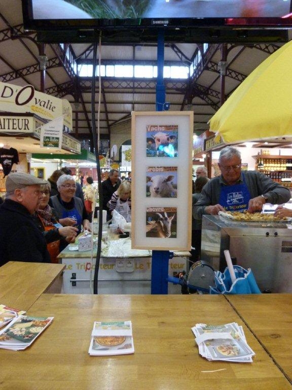 halles_de_narbonne_animation_fromage_roquefort_papillon_bergers_du_larzac_amicale_aveyronnais_aude_laine_gandolf_haloir_oules-19-04-2013- 04