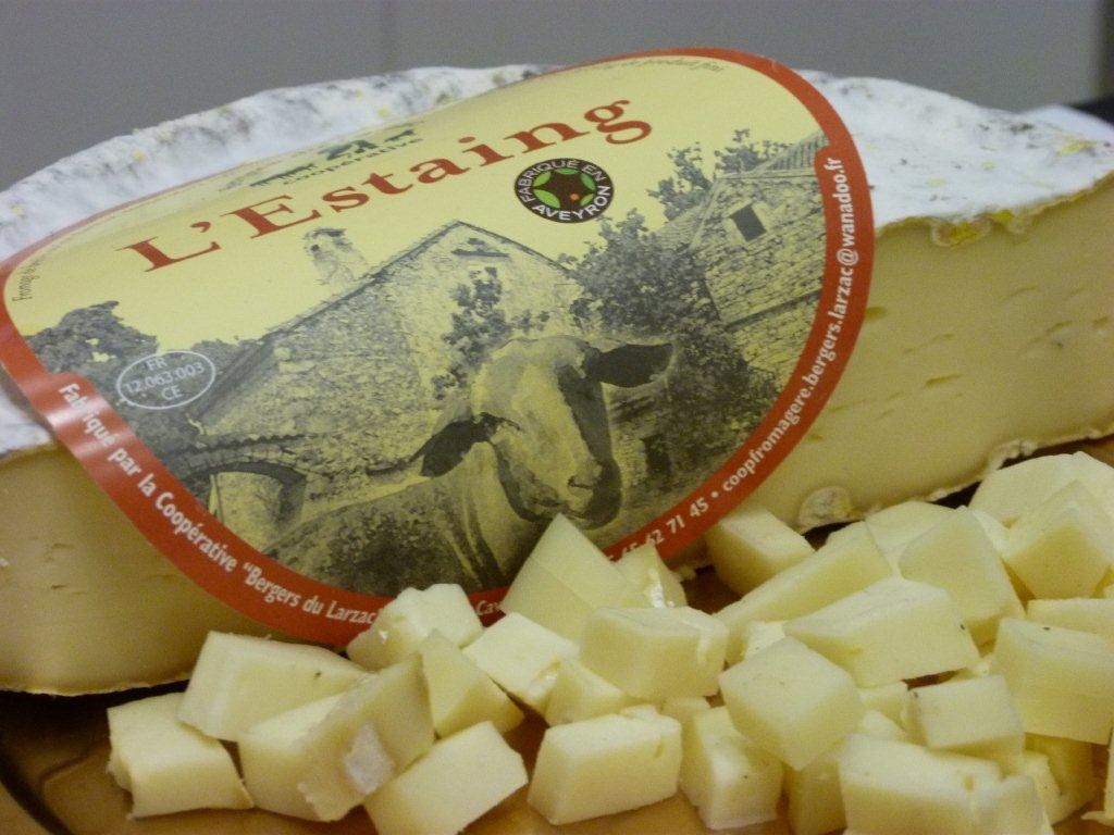 halles_de_narbonne_animation_fromage_roquefort_papillon_bergers_du_larzac_amicale_aveyronnais_aude_laine_gandolf_haloir_oules-19-04-2013- 06