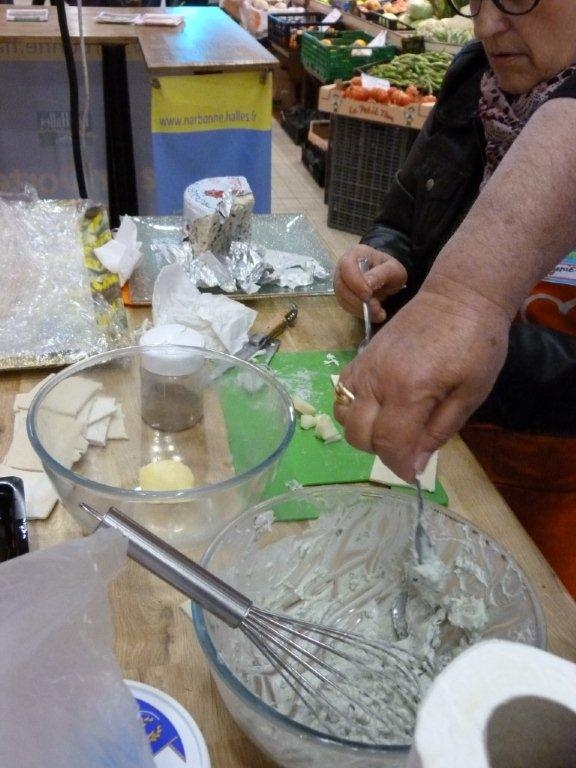 halles_de_narbonne_animation_fromage_roquefort_papillon_bergers_du_larzac_amicale_aveyronnais_aude_laine_gandolf_haloir_oules-19-04-2013- 09