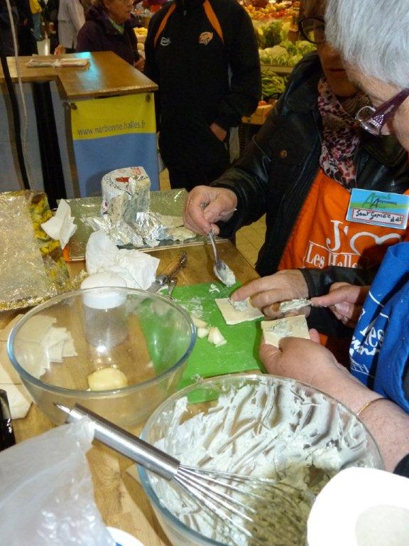 halles_de_narbonne_animation_fromage_roquefort_papillon_bergers_du_larzac_amicale_aveyronnais_aude_laine_gandolf_haloir_oules-19-04-2013- 10