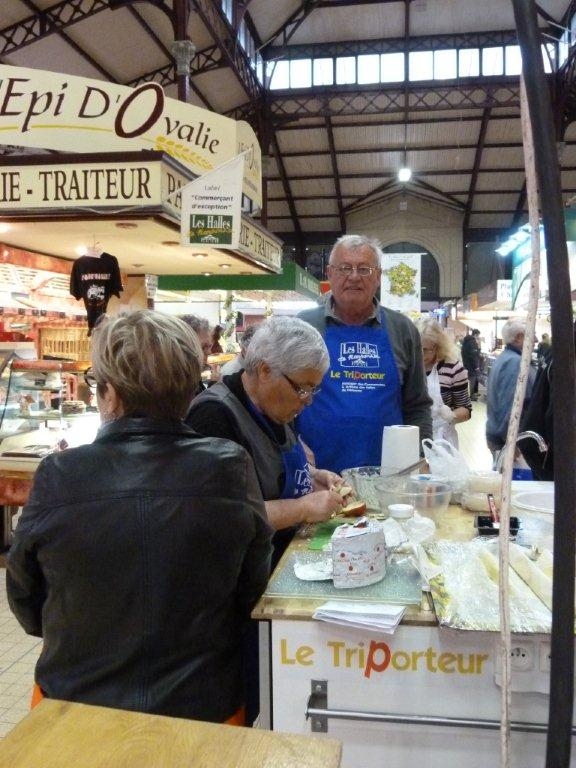 halles_de_narbonne_animation_fromage_roquefort_papillon_bergers_du_larzac_amicale_aveyronnais_aude_laine_gandolf_haloir_oules-19-04-2013- 13
