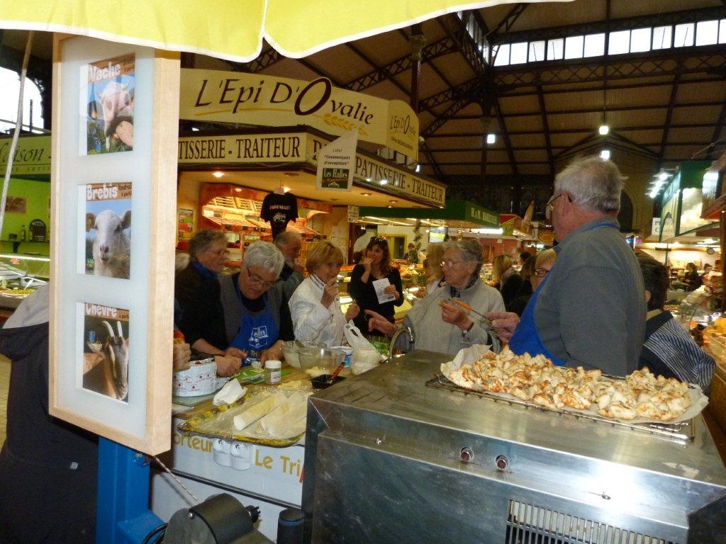halles_de_narbonne_animation_fromage_roquefort_papillon_bergers_du_larzac_amicale_aveyronnais_aude_laine_gandolf_haloir_oules-19-04-2013- 18
