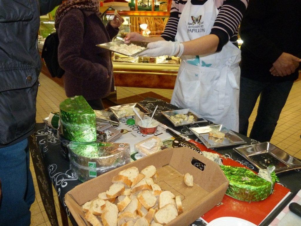 halles_de_narbonne_animation_fromage_roquefort_papillon_bergers_du_larzac_amicale_aveyronnais_aude_laine_gandolf_haloir_oules-19-04-2013- 34