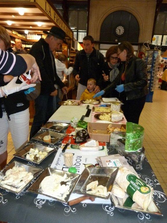 halles_de_narbonne_animation_fromage_roquefort_papillon_bergers_du_larzac_amicale_aveyronnais_aude_laine_gandolf_haloir_oules-19-04-2013- 43