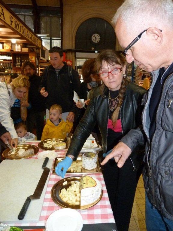 halles_de_narbonne_animation_fromage_roquefort_papillon_bergers_du_larzac_amicale_aveyronnais_aude_laine_gandolf_haloir_oules-19-04-2013- 45