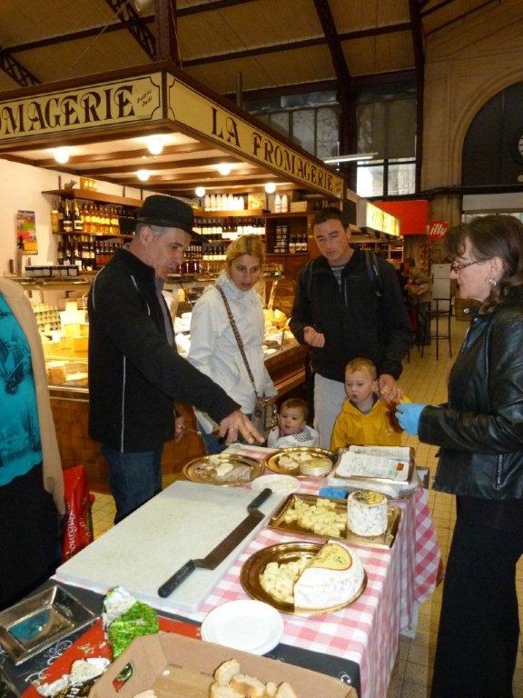 halles_de_narbonne_animation_fromage_roquefort_papillon_bergers_du_larzac_amicale_aveyronnais_aude_laine_gandolf_haloir_oules-19-04-2013- 47