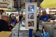 halles_de_narbonne_animation_fromage_roquefort_papillon_bergers_du_larzac_amicale_aveyronnais_aude_laine_gandolf_haloir_oules-19-04-2013- 04