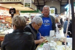 halles_de_narbonne_animation_fromage_roquefort_papillon_bergers_du_larzac_amicale_aveyronnais_aude_laine_gandolf_haloir_oules-19-04-2013- 13