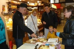 halles_de_narbonne_animation_fromage_roquefort_papillon_bergers_du_larzac_amicale_aveyronnais_aude_laine_gandolf_haloir_oules-19-04-2013- 47