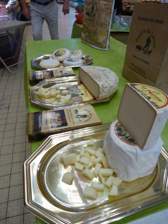 halles_narbonne_animation_fromages_haloir_laine_gandolf_oules_papillon_bergers_du_larzac_aligot_aveyronnais-22-04-16-03
