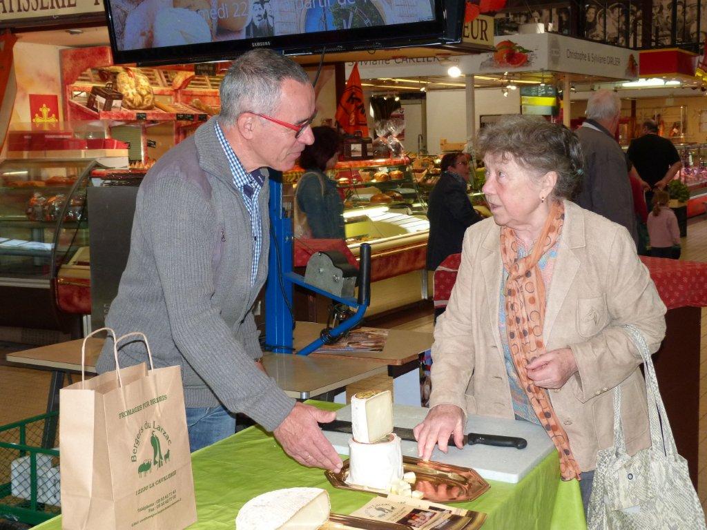 halles_narbonne_animation_fromages_haloir_laine_gandolf_oules_papillon_bergers_du_larzac_aligot_aveyronnais-22-04-16-08