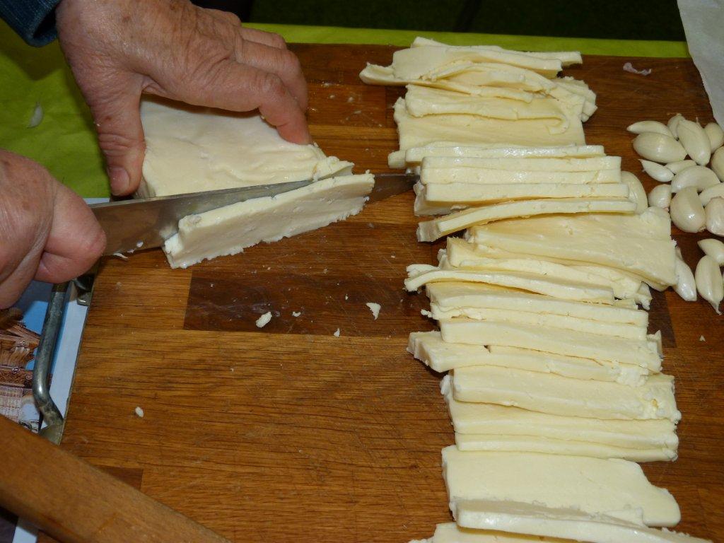 halles_narbonne_animation_fromages_haloir_laine_gandolf_oules_papillon_bergers_du_larzac_aligot_aveyronnais-22-04-16-09