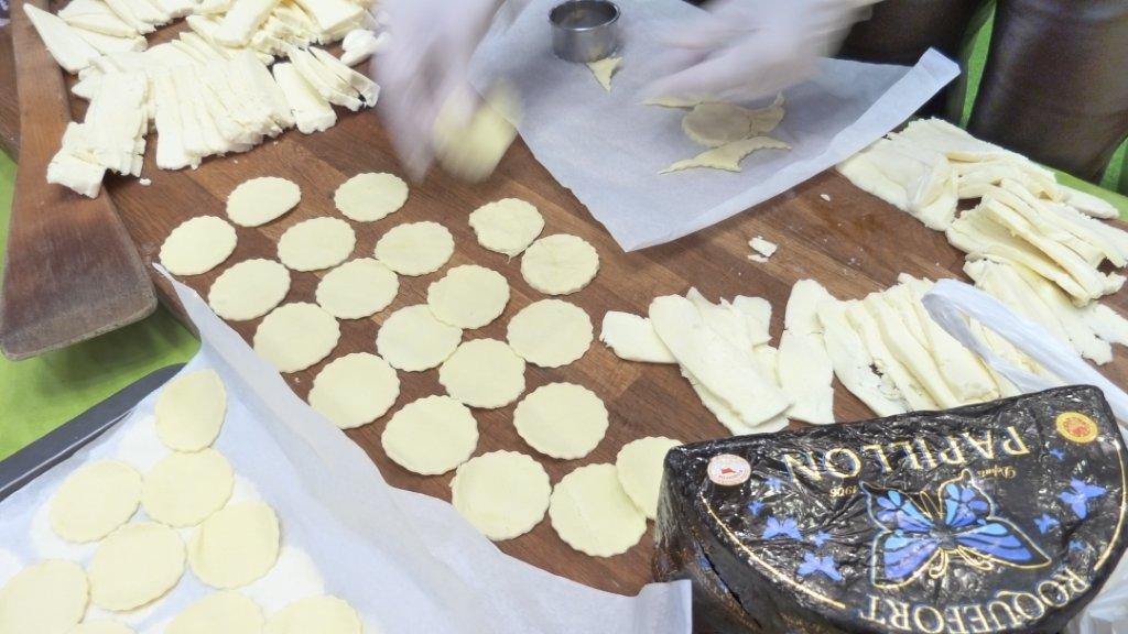 halles_narbonne_animation_fromages_haloir_laine_gandolf_oules_papillon_bergers_du_larzac_aligot_aveyronnais-22-04-16-12
