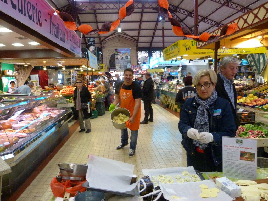 halles_narbonne_animation_fromages_haloir_laine_gandolf_oules_papillon_bergers_du_larzac_aligot_aveyronnais-22-04-16-20