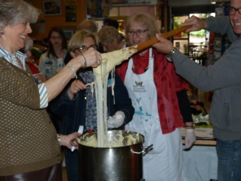 halles_narbonne_animation_fromages_haloir_laine_gandolf_oules_papillon_bergers_du_larzac_aligot_aveyronnais-22-04-16-37