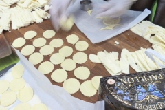 halles_narbonne_animation_fromages_haloir_laine_gandolf_oules_papillon_bergers_du_larzac_aligot_aveyronnais-22-04-16-12