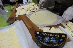 halles_narbonne_animation_fromages_haloir_laine_gandolf_oules_papillon_bergers_du_larzac_aligot_aveyronnais-22-04-16-18