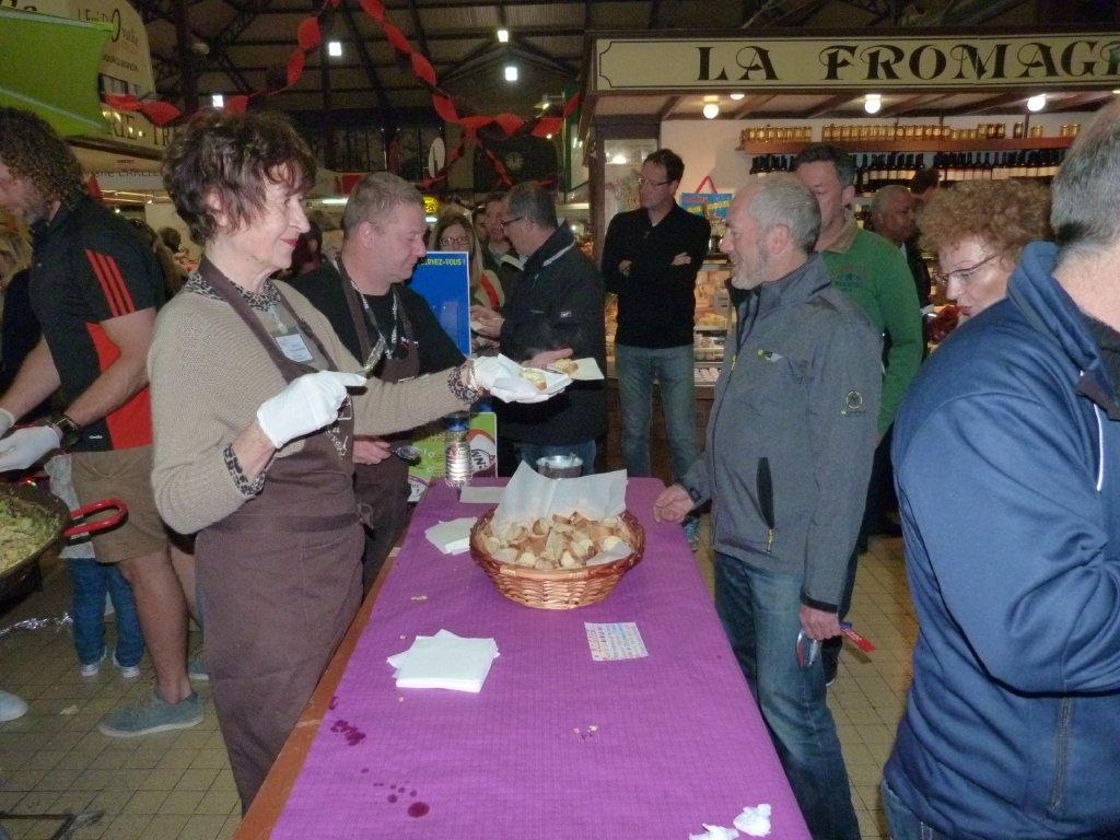 halles_narbonne_animation_paques_rcnm_omelette_chasse-oeuf-27-03-2016-77