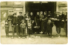 scene exterieure XXeme siecle halles de Narbonne vers 1910 B