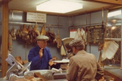 scene XXeme siecle dans les halles de narbonne Salaison Chapeau-1944-1973