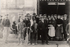 scene exterieure XXeme siecle halles de Narbonne vers 1907 A