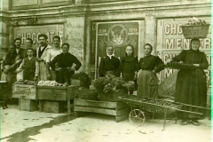 scene exterieure XXeme siecle halles de Narbonne vers 1907