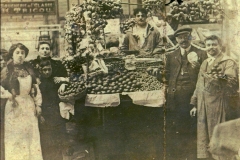 scene exterieure XXeme siecle halles de Narbonne vers 1908