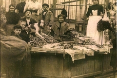 scene interieure XXeme siecle halles de Narbonne vers 1912