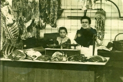 scene interieure XXeme siecle halles de Narbonne vers 1944