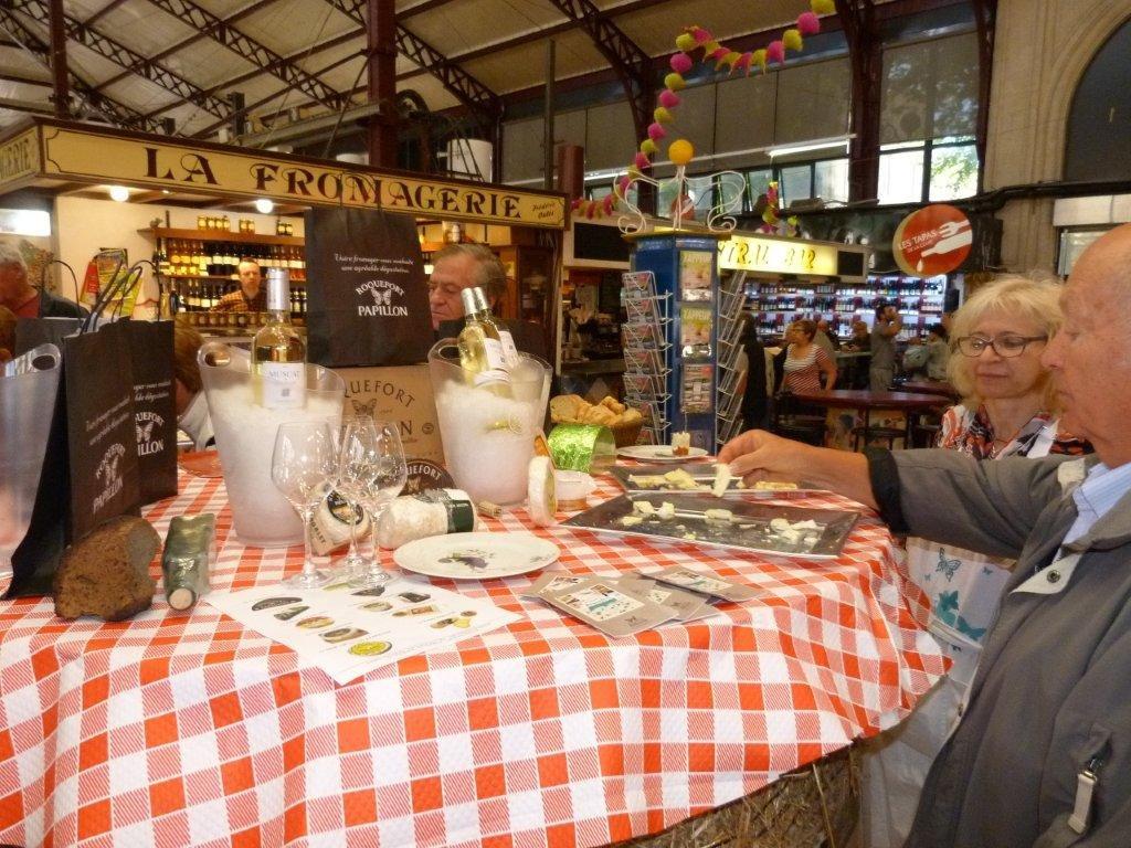 halles_narbonne_tout_un_fromage_aveyronnais_aop_fitou_confrerie_la_mesnie_roquefort_papillon_societe_fourme_d_ambert_bergers_larzac_23_mai_2014-02