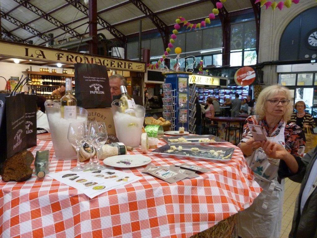 halles_narbonne_tout_un_fromage_aveyronnais_aop_fitou_confrerie_la_mesnie_roquefort_papillon_societe_fourme_d_ambert_bergers_larzac_23_mai_2014-03