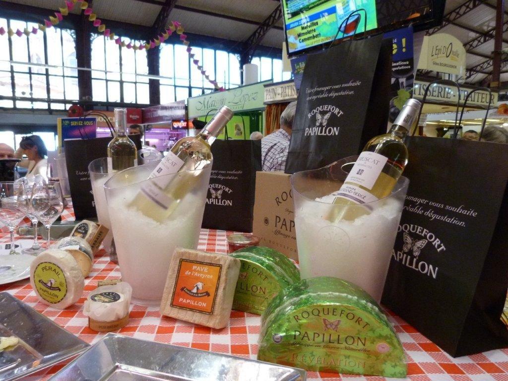 halles_narbonne_tout_un_fromage_aveyronnais_aop_fitou_confrerie_la_mesnie_roquefort_papillon_societe_fourme_d_ambert_bergers_larzac_23_mai_2014-09