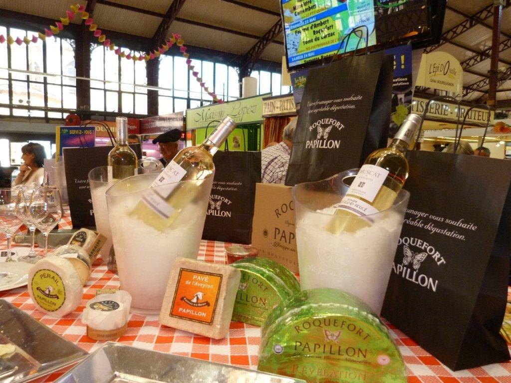 halles_narbonne_tout_un_fromage_aveyronnais_aop_fitou_confrerie_la_mesnie_roquefort_papillon_societe_fourme_d_ambert_bergers_larzac_23_mai_2014-10