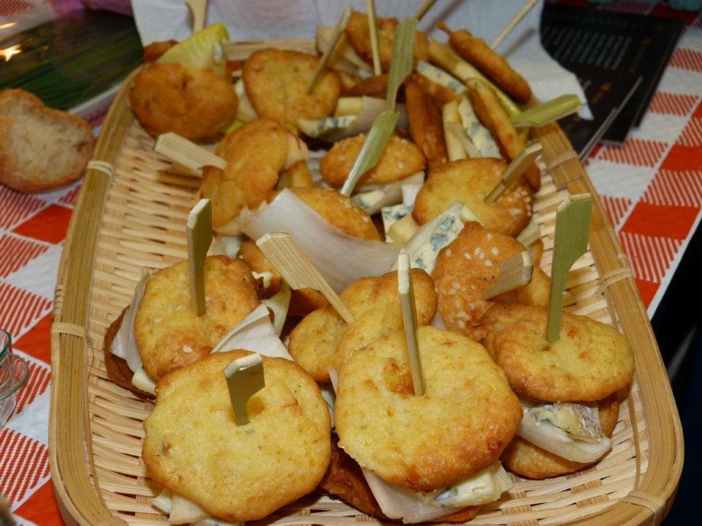 halles_narbonne_tout_un_fromage_aveyronnais_aop_fitou_confrerie_la_mesnie_roquefort_papillon_societe_fourme_d_ambert_bergers_larzac_23_mai_2014-15