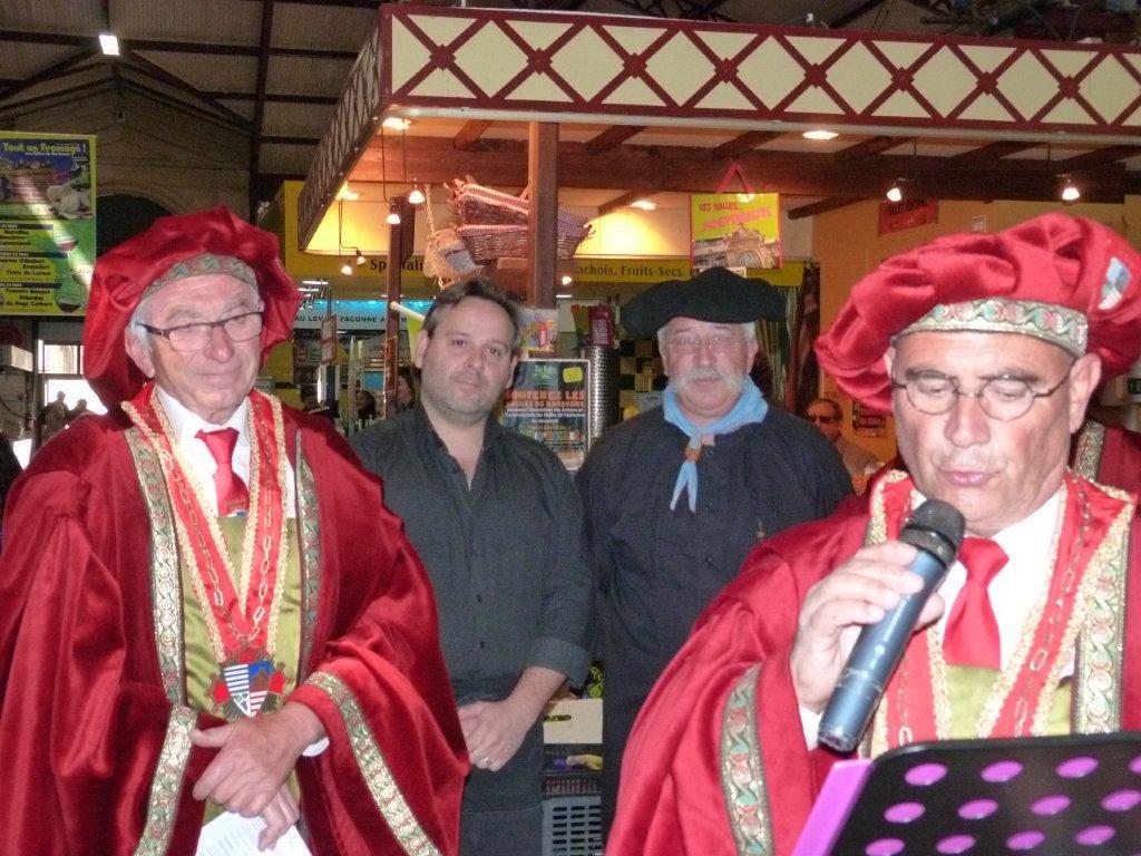 halles_narbonne_tout_un_fromage_aveyronnais_aop_fitou_confrerie_la_mesnie_roquefort_papillon_societe_fourme_d_ambert_bergers_larzac_23_mai_2014-19