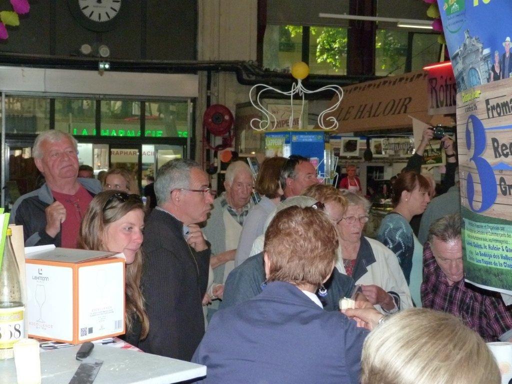 halles_narbonne_tout_un_fromage_aveyronnais_aop_fitou_confrerie_la_mesnie_roquefort_papillon_societe_fourme_d_ambert_bergers_larzac_23_mai_2014-26