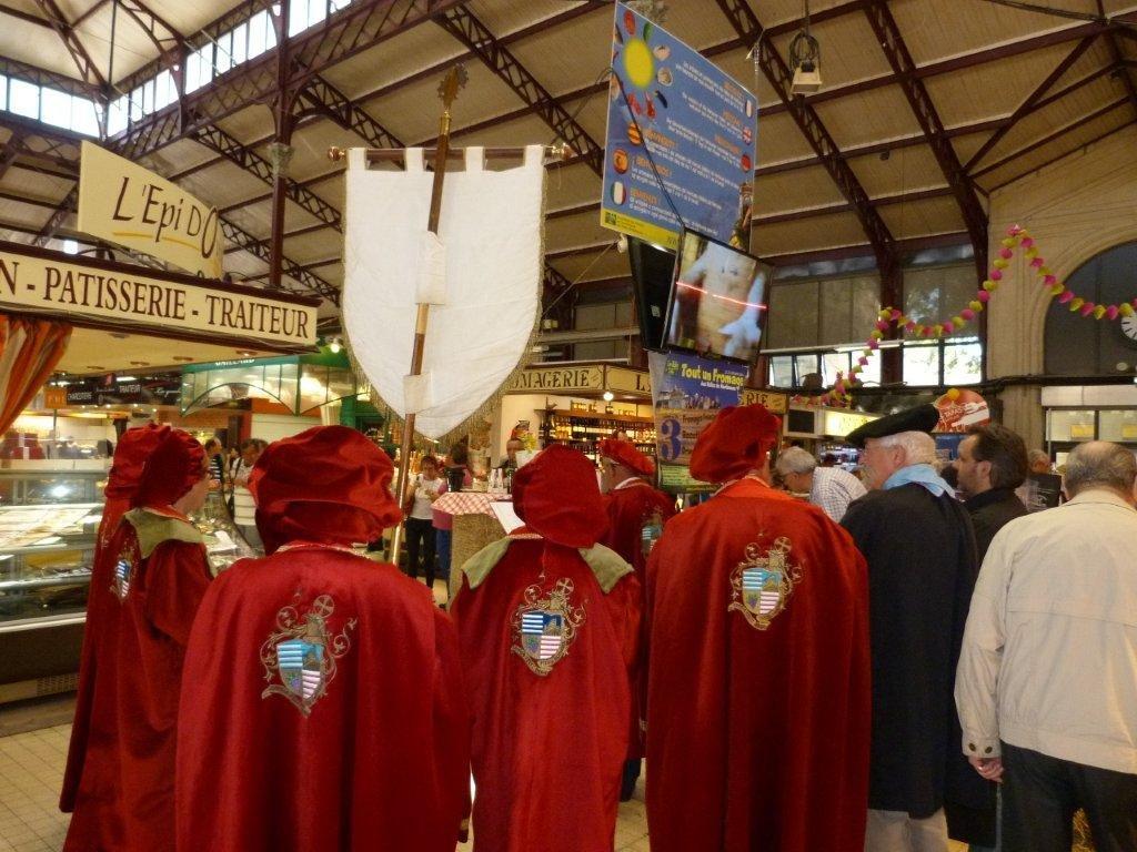 halles_narbonne_tout_un_fromage_aveyronnais_aop_fitou_confrerie_la_mesnie_roquefort_papillon_societe_fourme_d_ambert_bergers_larzac_23_mai_2014-28