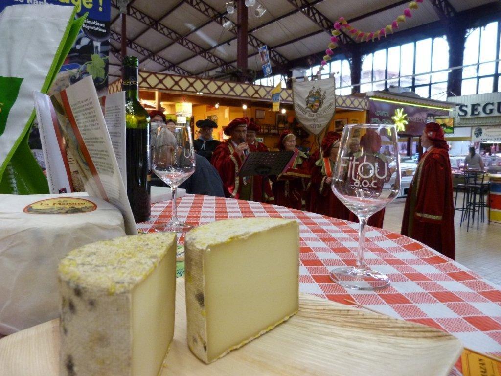 halles_narbonne_tout_un_fromage_aveyronnais_aop_fitou_confrerie_la_mesnie_roquefort_papillon_societe_fourme_d_ambert_bergers_larzac_23_mai_2014-30