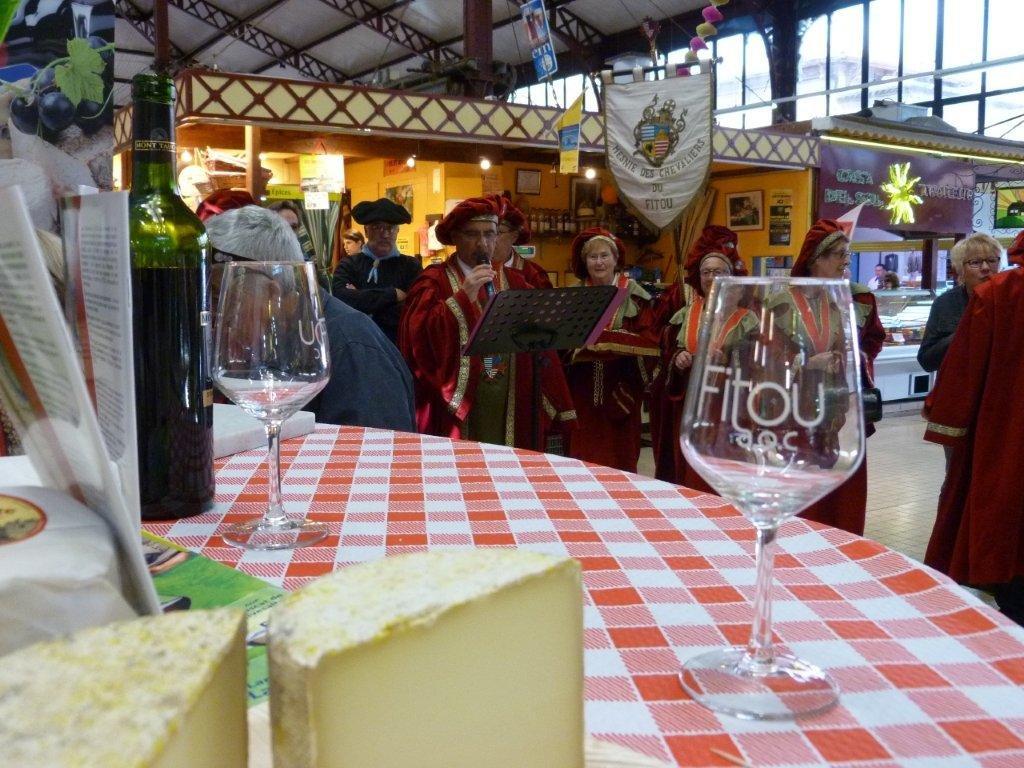 halles_narbonne_tout_un_fromage_aveyronnais_aop_fitou_confrerie_la_mesnie_roquefort_papillon_societe_fourme_d_ambert_bergers_larzac_23_mai_2014-31