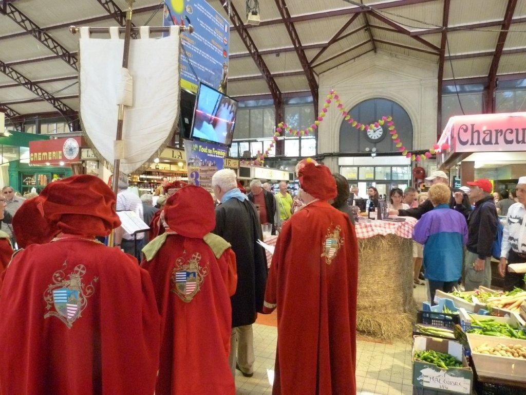 halles_narbonne_tout_un_fromage_aveyronnais_aop_fitou_confrerie_la_mesnie_roquefort_papillon_societe_fourme_d_ambert_bergers_larzac_23_mai_2014-33