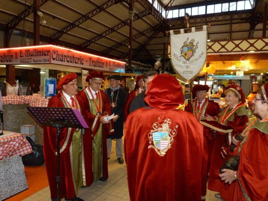 halles_narbonne_tout_un_fromage_aveyronnais_aop_fitou_confrerie_la_mesnie_roquefort_papillon_societe_fourme_d_ambert_bergers_larzac_23_mai_2014-46